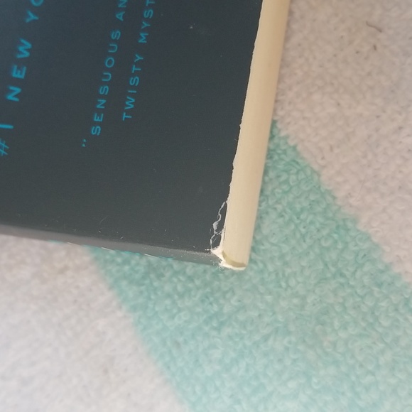 Dark Places by Gillian Flynn - Picture 5 of 6